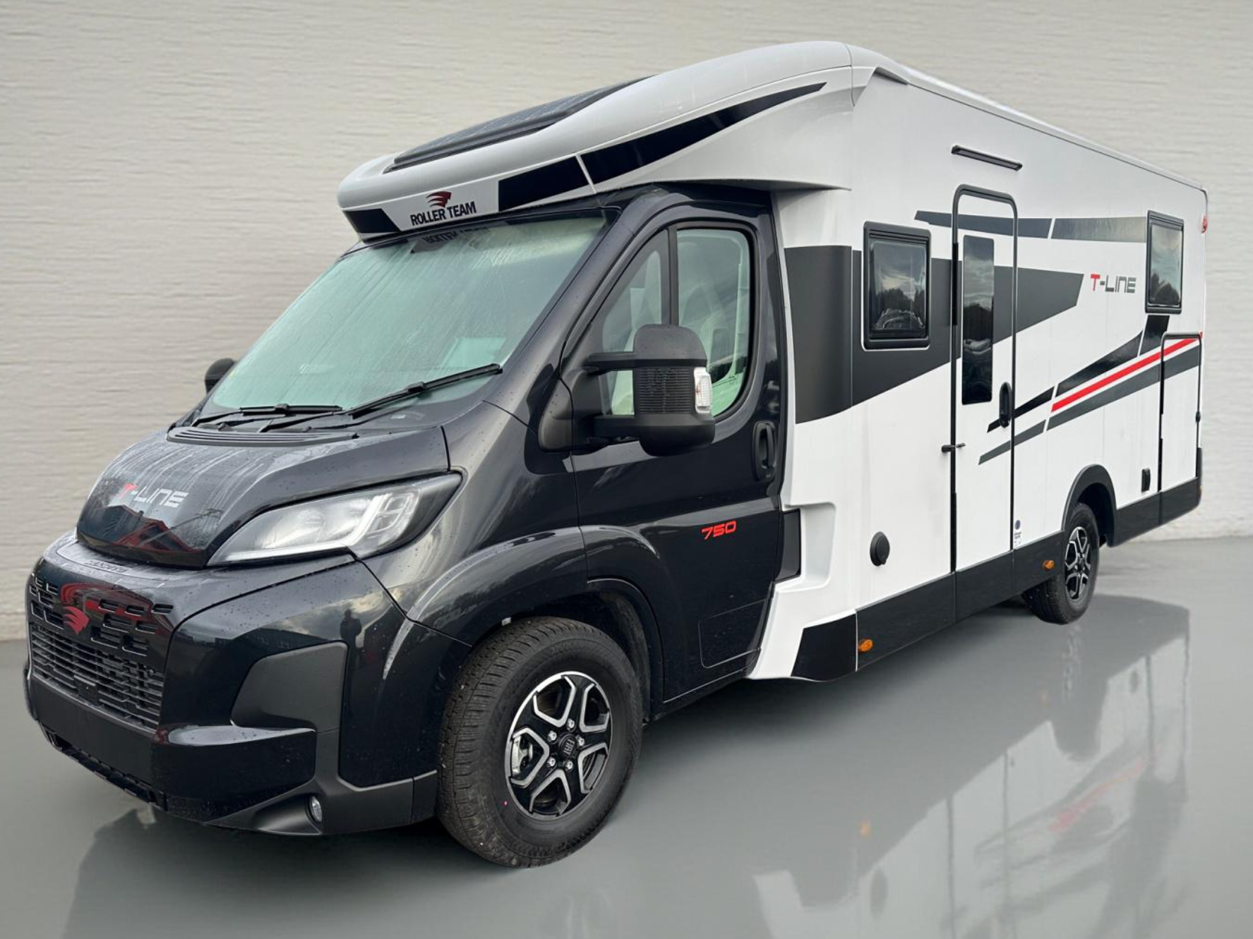 2026 Roller Team T-Line 750 In Black nearside front
