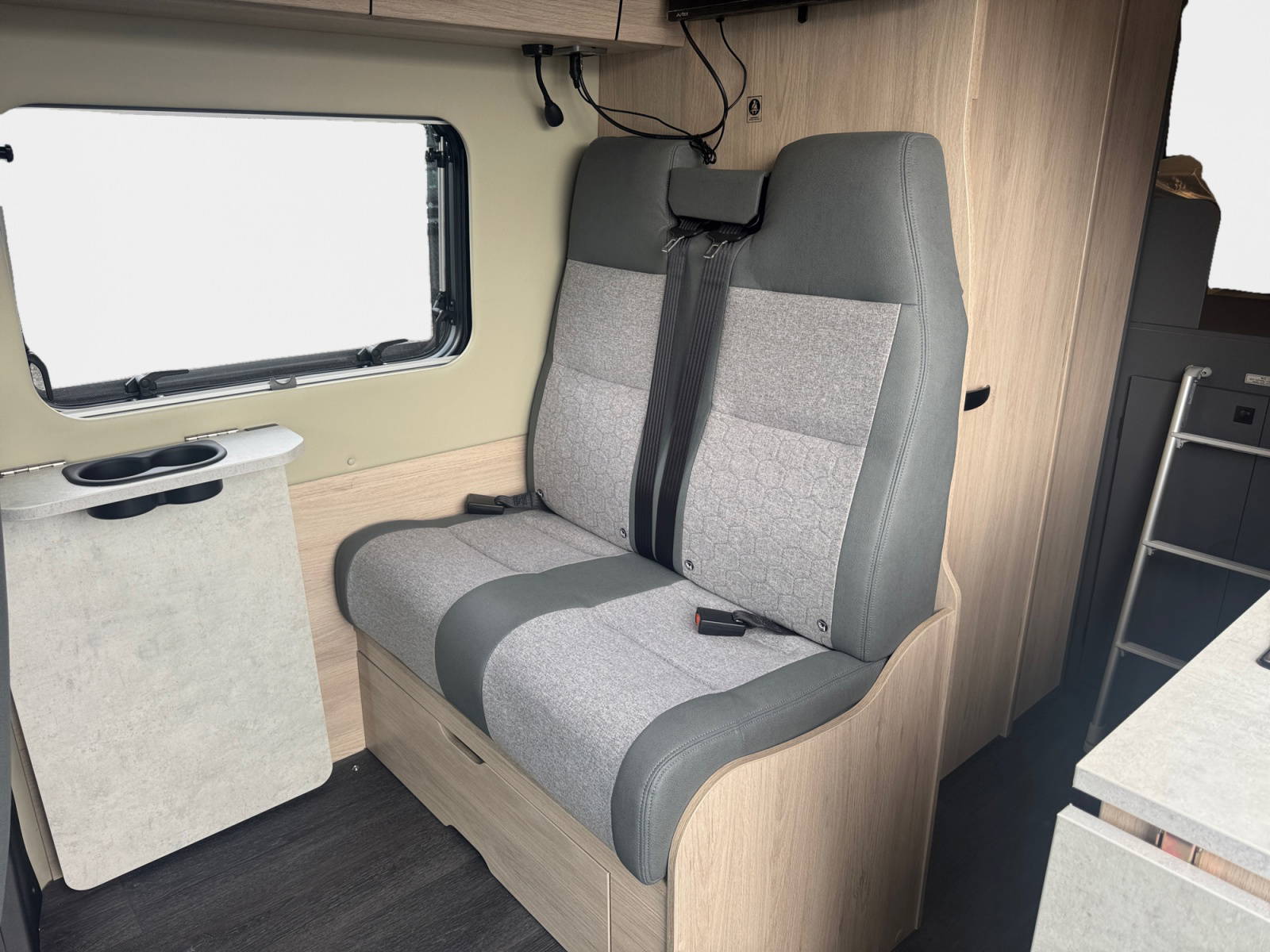 ZFA25000XTMD07631 12 Rear Row Driver