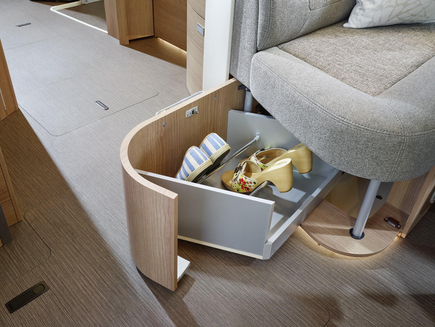 2023 Carthago C Tourer I145RBLE Schuhschrank
