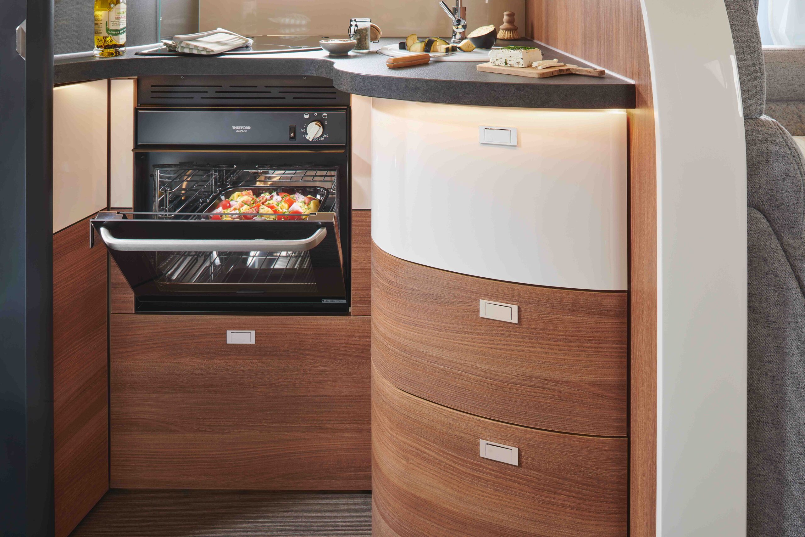 2026 Carthago C2 Tourer I147 RB LE L Comfort 4.t Mercedes Detailbild Gasbackofen Mit Grillfunktion V2